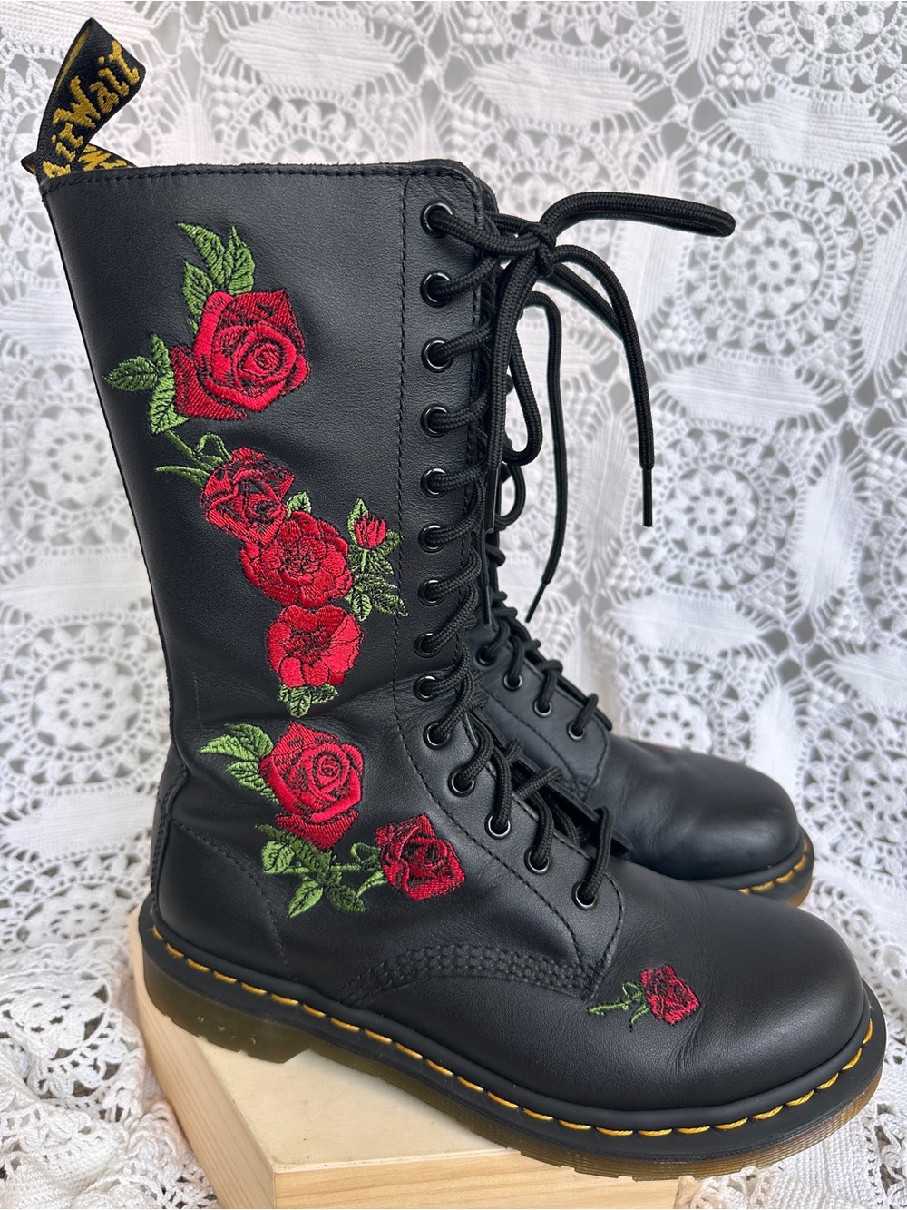 Rare Dr. Martens 1914 Vonda Rose Embroidered 14-Eye Boots Women's Size 9 EUC